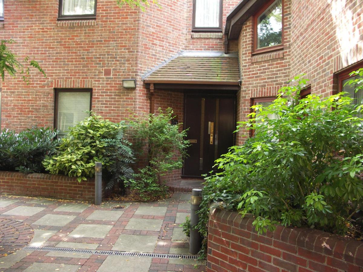 4 The Courtyard Central Windsor 2Br Экстерьер фото